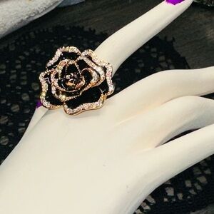 Vintage Black and Gold Rose-shaped Ring with Rhinestones